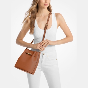 Michael Kors Outlet Carson Medium Pebbled Leather Convertible Bucket Crossbody Bag - LUGGAGE - Image 5