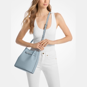 Michael Kors Outlet Carson Medium Pebbled Leather Convertible Bucket Crossbody Bag - PALE OCEAN - Image 5