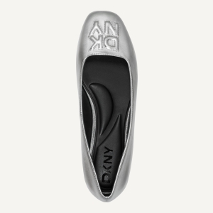 DKNY DARIANNE LOGO BALLET FLAT - Silver - Image 5